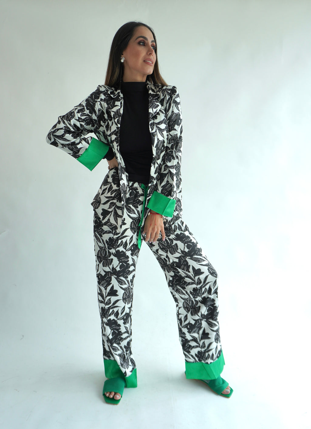 Estampado Negro con Verde Pantalón y Manga Larga