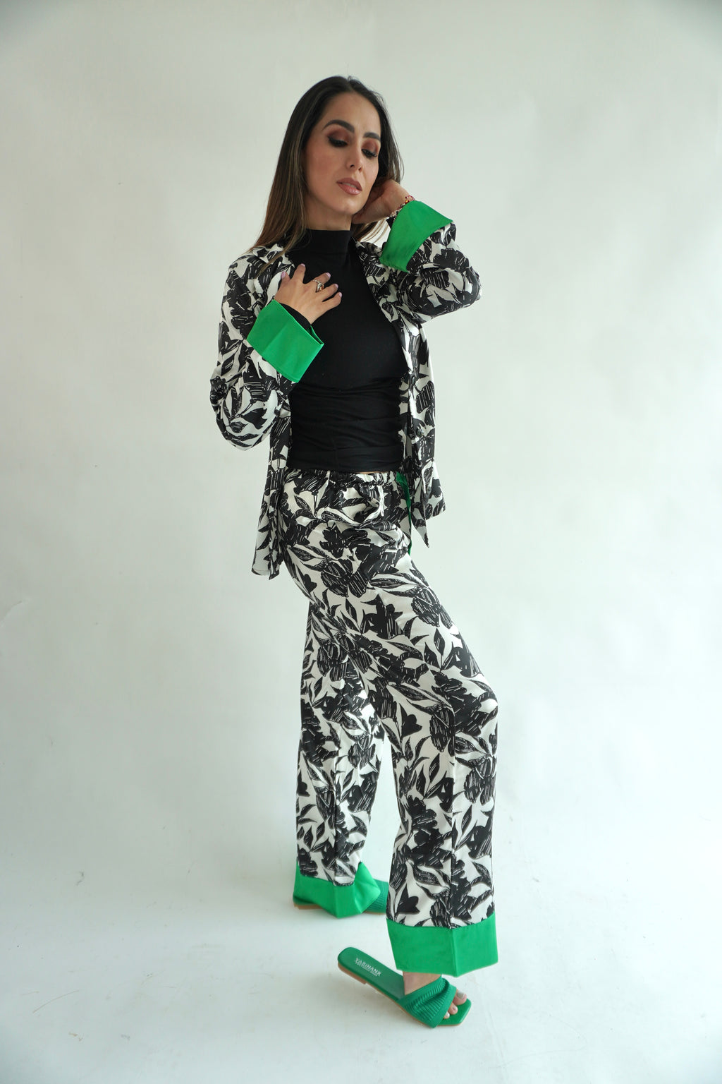 Estampado Negro con Verde Pantalón y Manga Larga