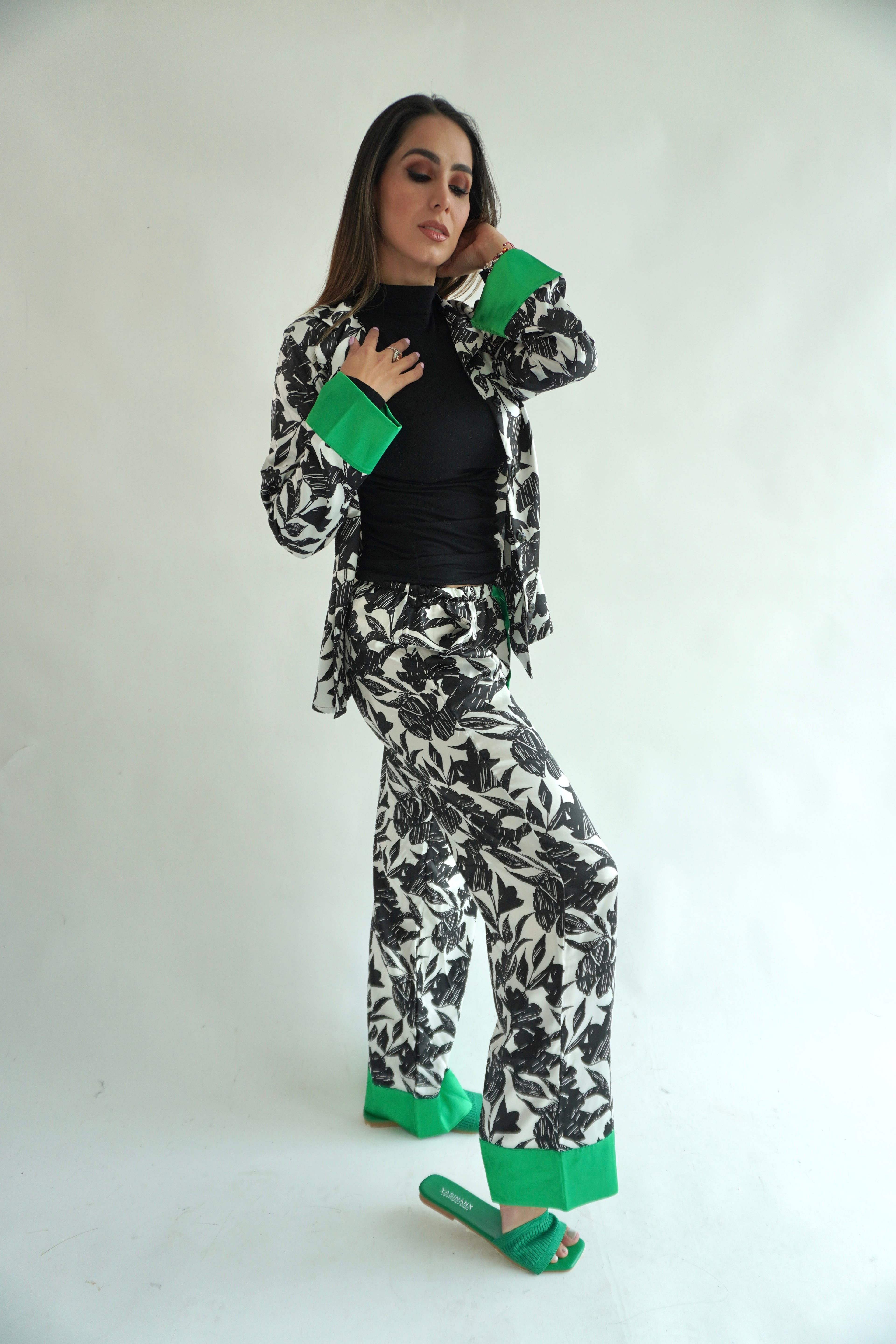 Estampado Negro con Verde Pantalón y Manga Larga